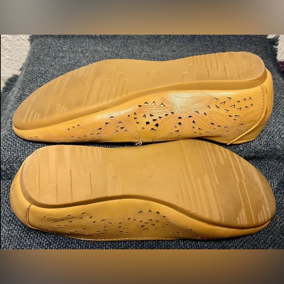 •Memory foam flats by BareTraps “Mariah” Brown women’s cut out round toe wedge - Picture 8 of 8